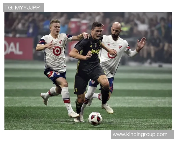 足球明星夏日休闲短裤时尚搭配图片欣赏与潮流趋势解析