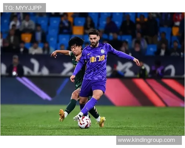 足球明星携手饮料品牌展现激情与活力的广告视频盛宴